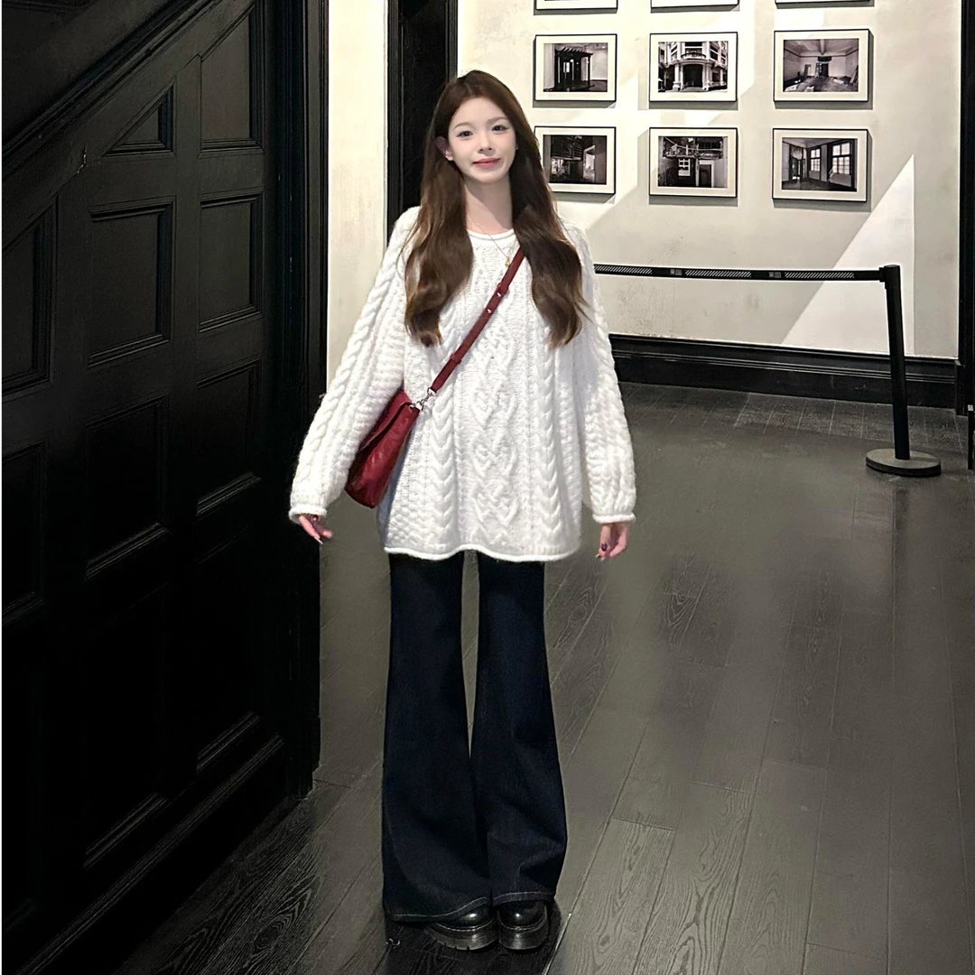 早秋新款韩系慵懒休闲通勤风时尚百搭白色针织毛衣微喇牛仔裤套装