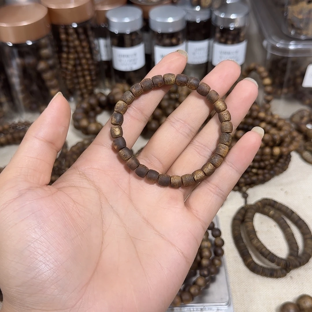 沉香手串0.7红骨凹身鼓珠5克