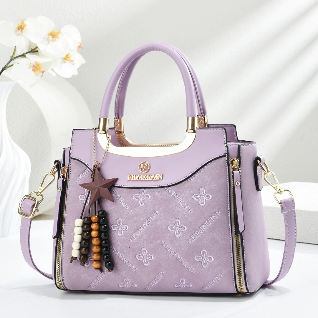 今年流行女轻奢风拉链精致耐磨防盗斜挎包复古斜跨黑色时尚流苏包