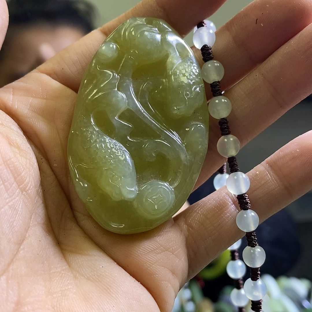 岫玉未镶嵌颈饰一个