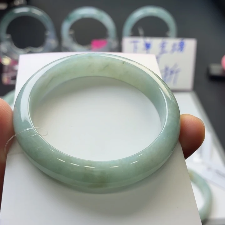 翡翠手镯未镶嵌翡翠手镯