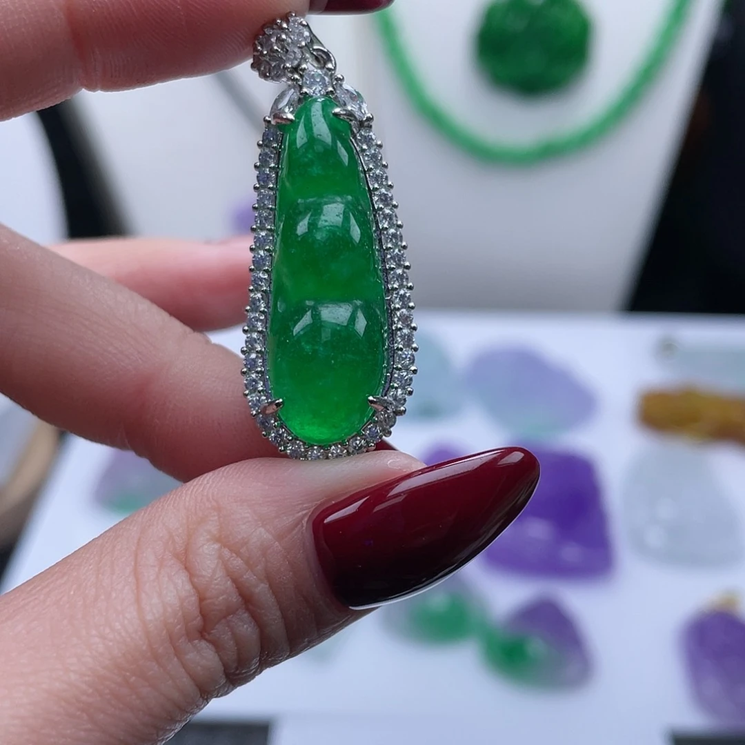 翡翠吊坠(赠链)未镶嵌