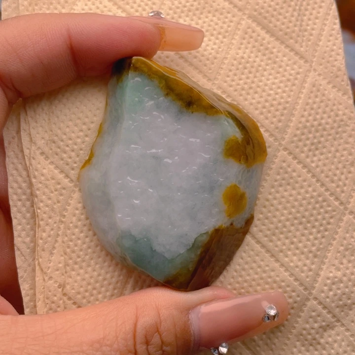 翡翠挂件未镶嵌一**名翡翠