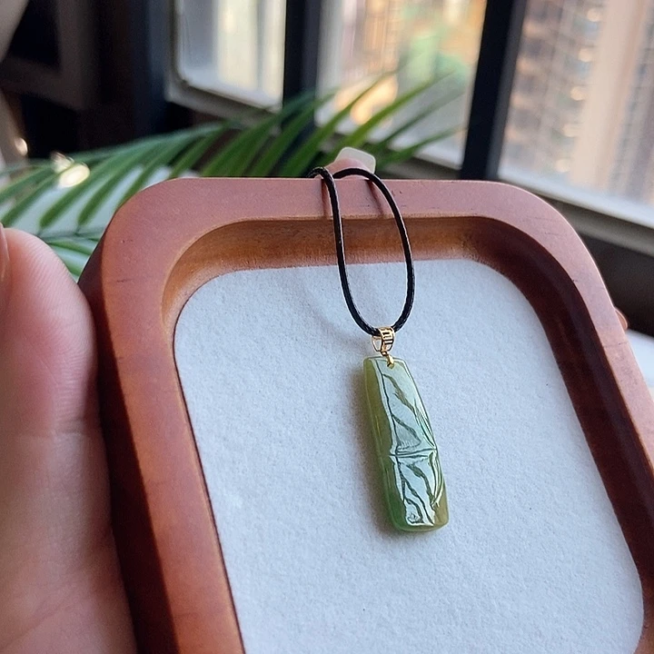 翡翠18K金镶嵌颈饰黄加绿竹节