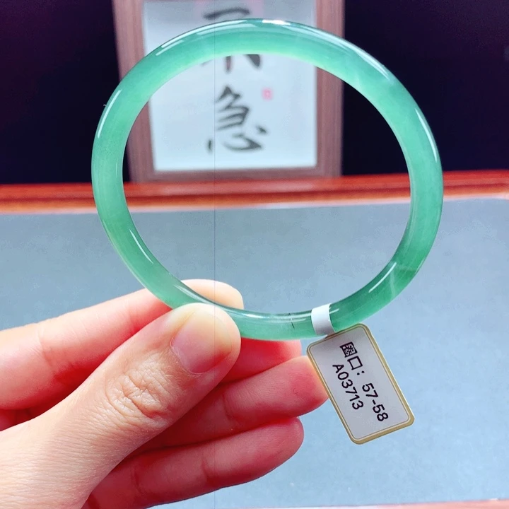 未镶嵌手镯翡翠圆镯
