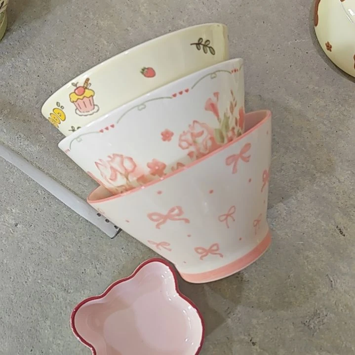 碎花加小新加蝴蝶结斗笠碗加小熊碟子