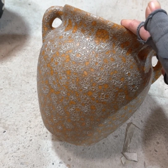 罐默认微瑕，有孔编号19-261