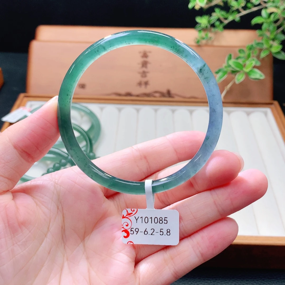 未镶嵌手镯（圆镯）翡翠
