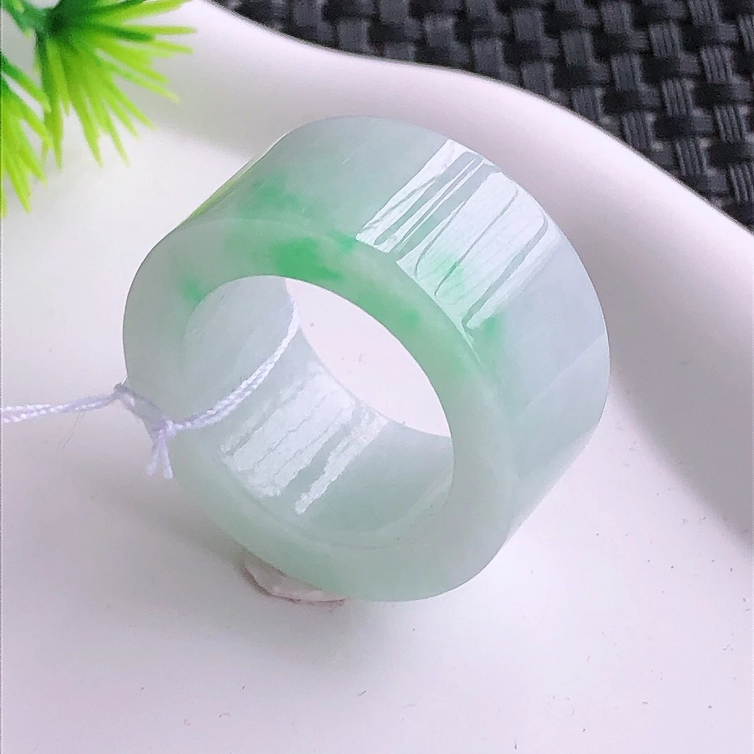 天然翡翠A货冰润飘绿果阳绿素面戒指扳指内径21-14-4.8mm轮胎宽边