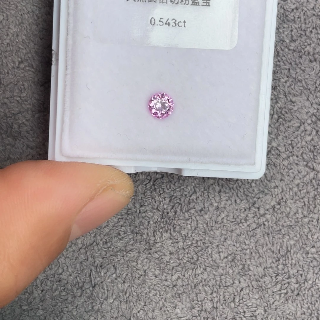 蓝宝石裸石未镶嵌0.543Ct。