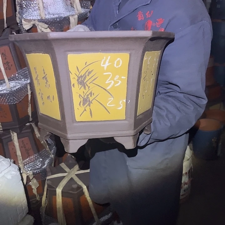 紫砂紫砂花盆和红石