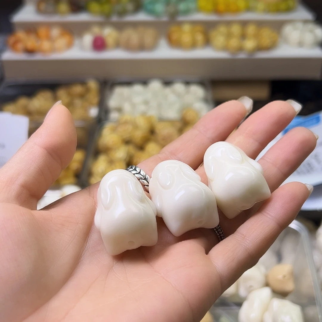 菩提根/象牙果手串瑕疵大白兔子3颗孔道有裂有眼