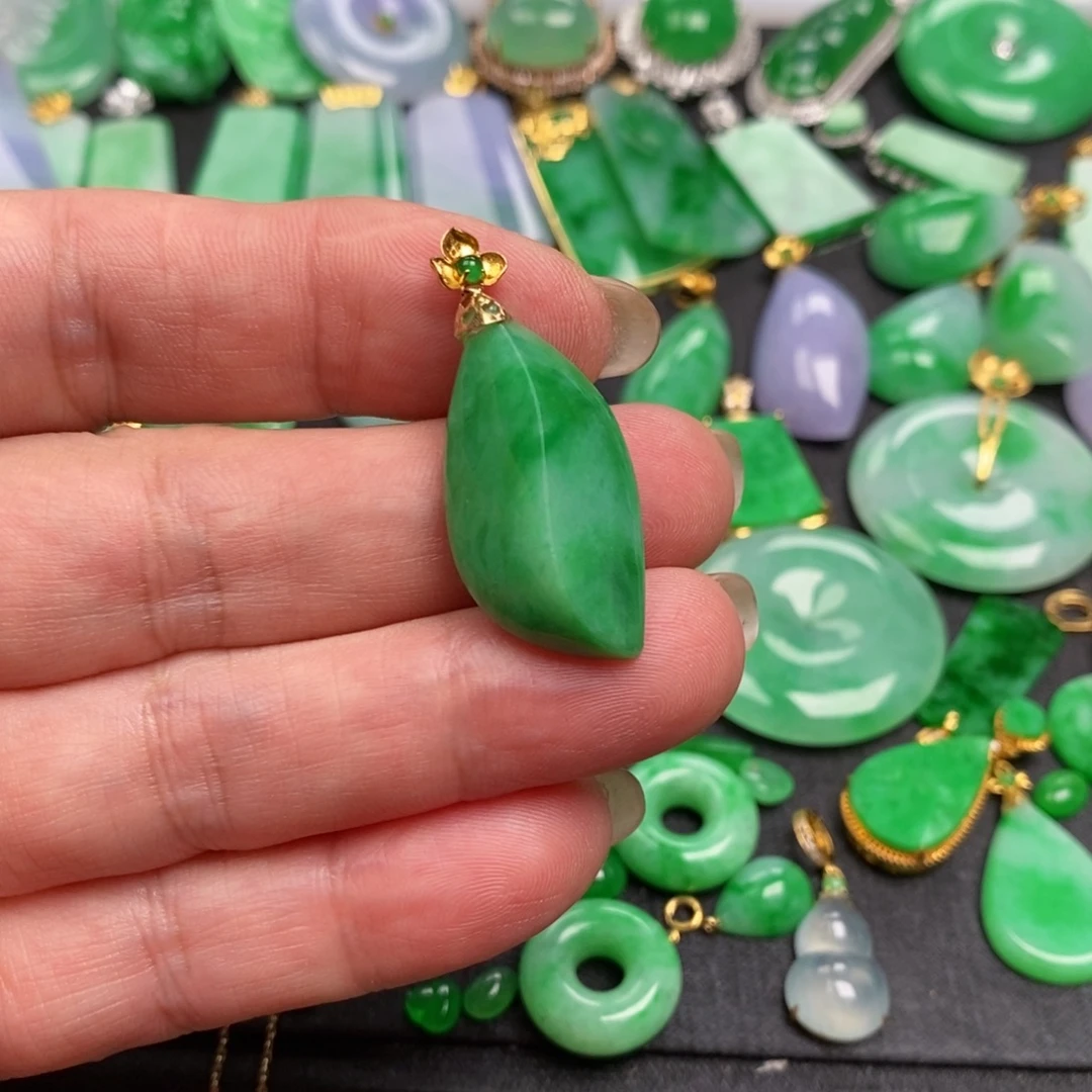 翡翠18K金镶嵌颈饰