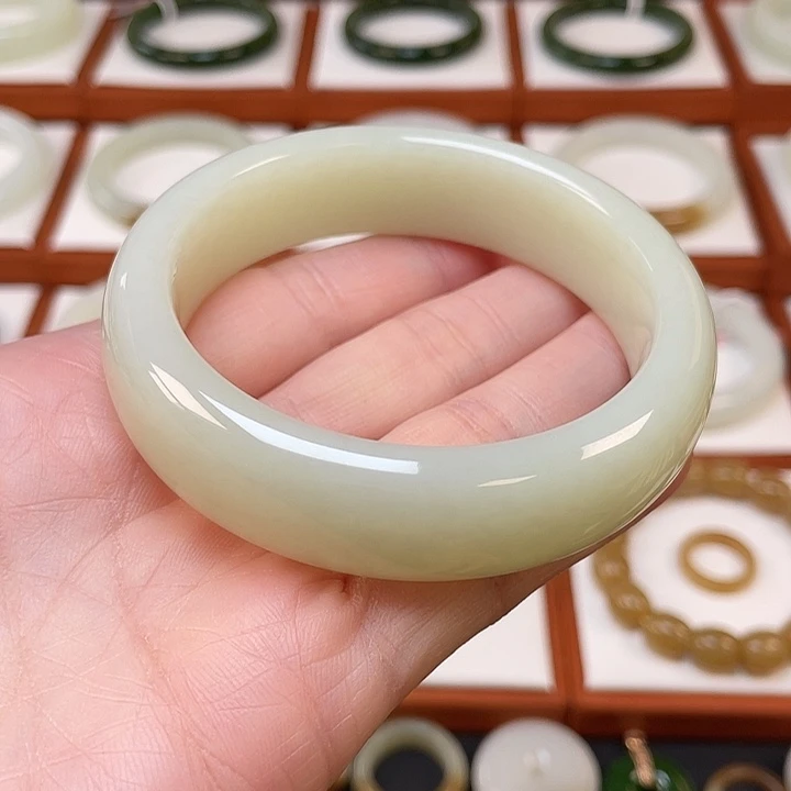 和田玉未镶嵌手镯