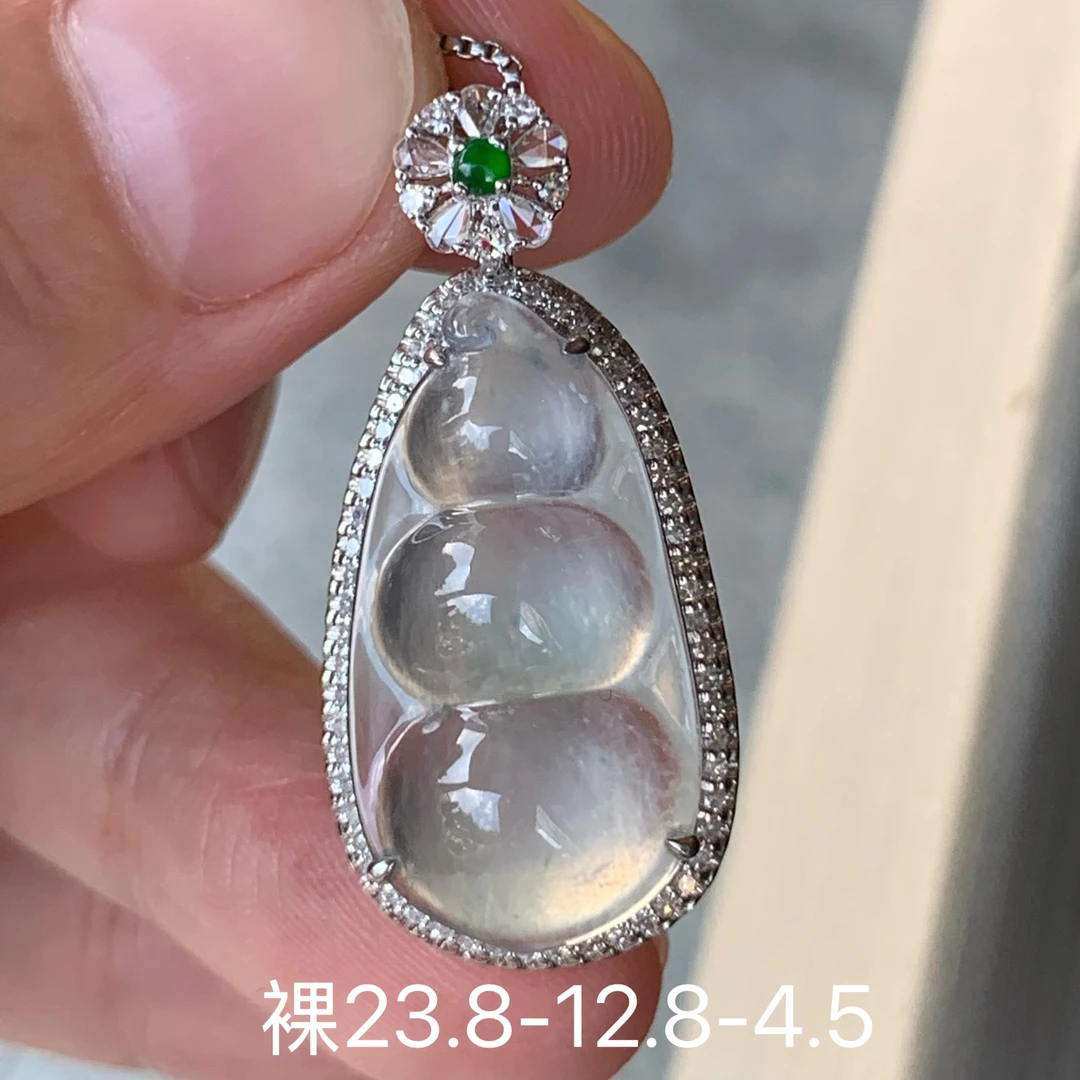 高冰福豆天然翡翠吊坠 镶嵌精致 女生配饰