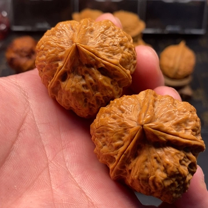 文玩核桃把件铁皮三愣