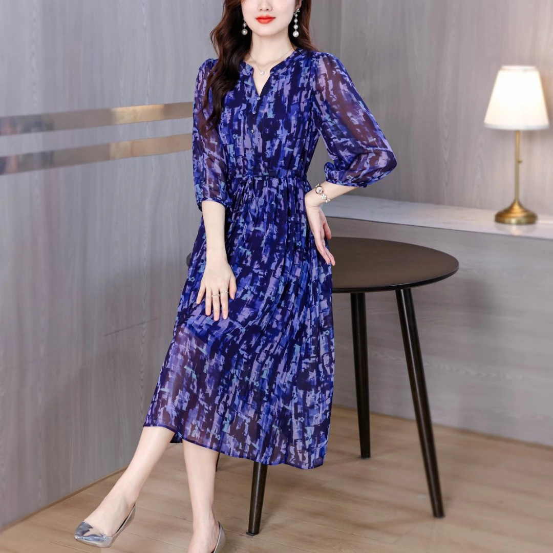 夏季蚕 丝 V领2025年刺绣时尚显瘦高腰连衣裙