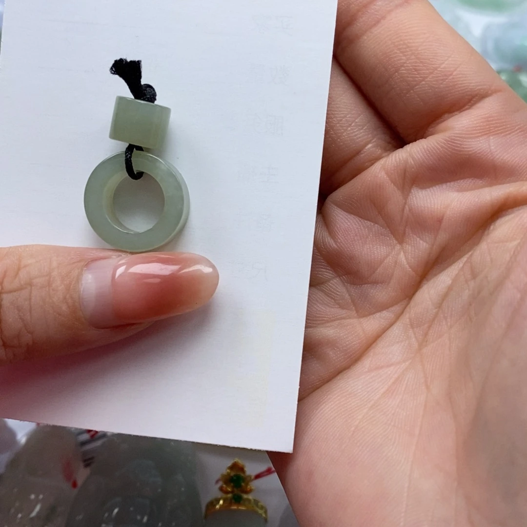 颈饰未镶嵌翡翠天然翡翠吊坠a货