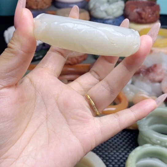 石英质玉未镶嵌雕花手镯