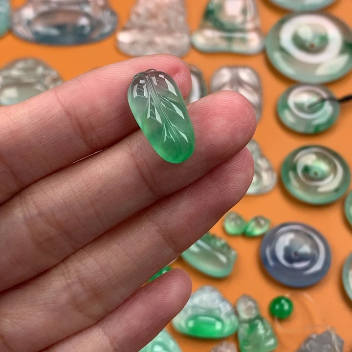 翡翠挂件未镶嵌…..