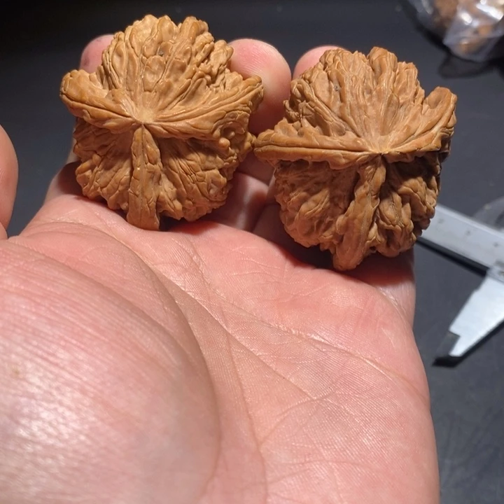 吊坠文玩核桃白狮子三棱47