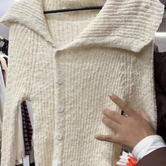 米色针织上衣福利清版