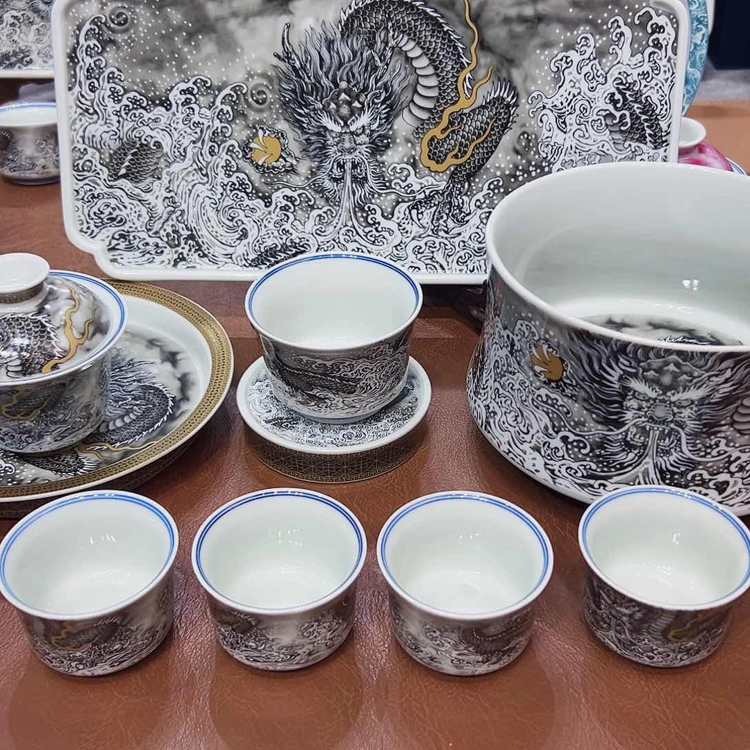 摆件景德镇陶瓷艺术展在上海举办的第一
