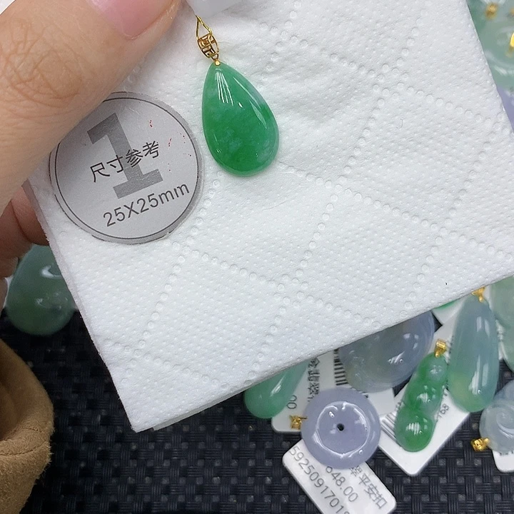 颈饰18K金镶嵌翡翠