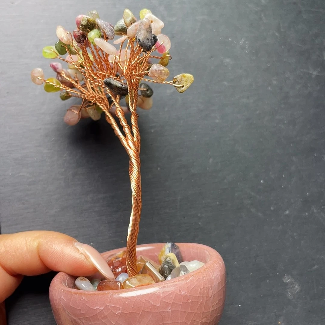 水晶摆件彩色。未镶嵌