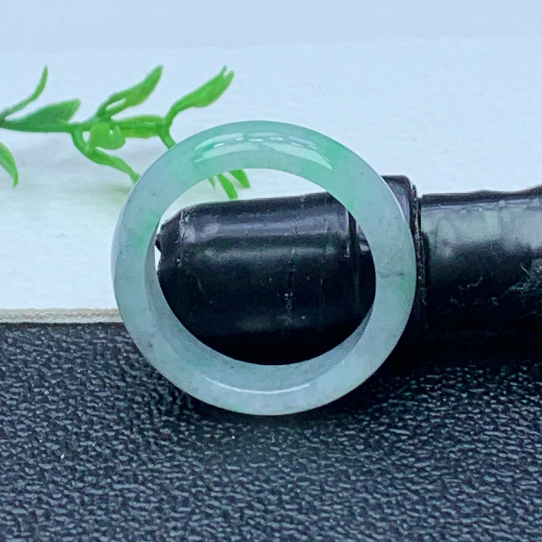 缅甸天然A货翡翠  飘绿乌鸡素面玉戒圈戒指 内径 19mm 编号1332
