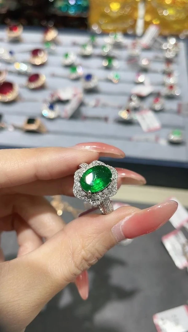 18K金镶嵌天然祖母绿戒指