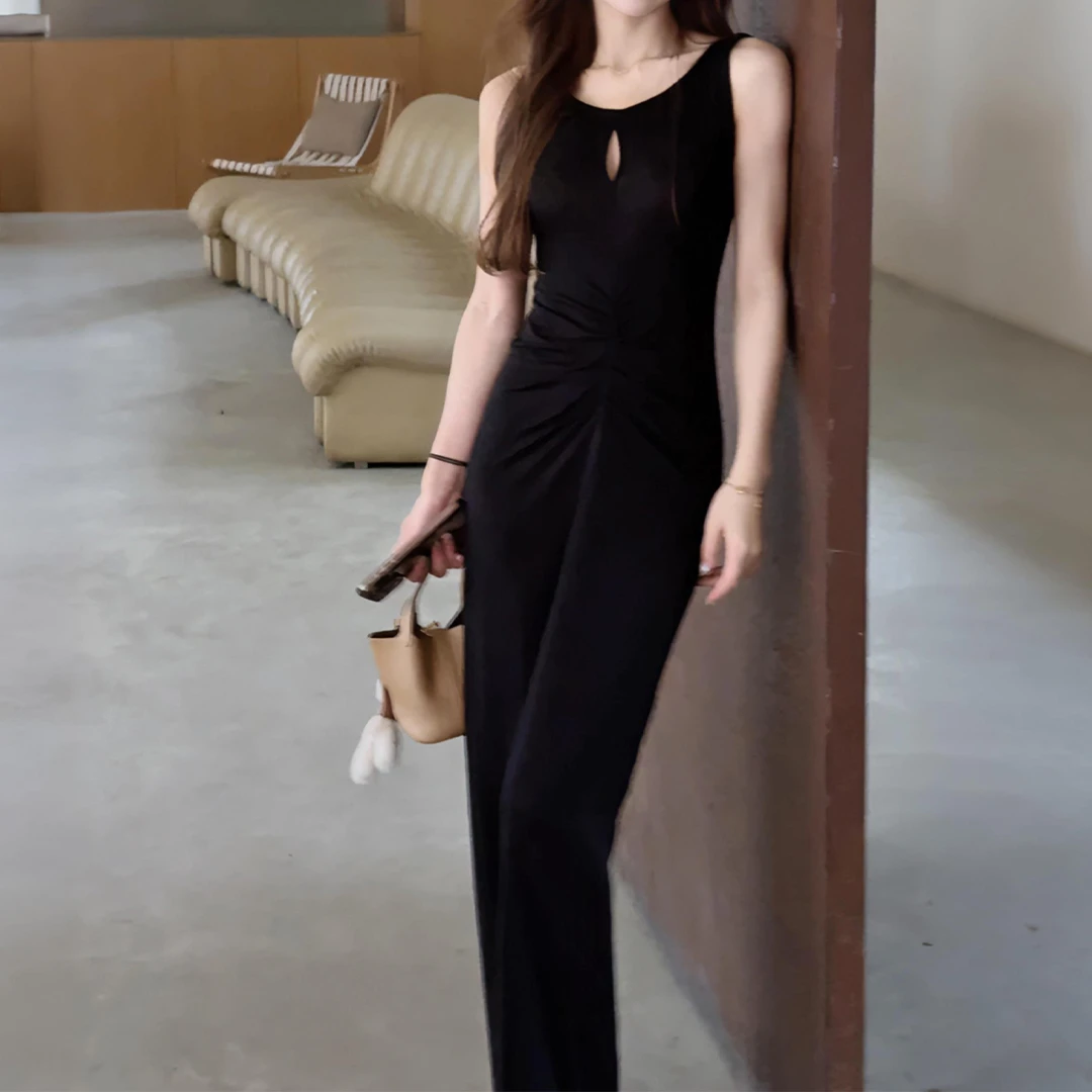 纯欲风黑色褶皱收腰无袖连衣裙女2025新款夏季修身显瘦镂空背心裙