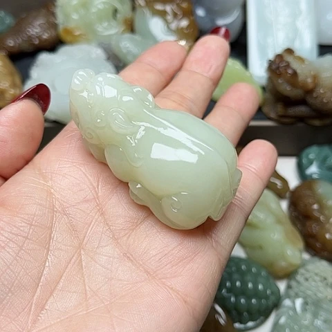 和田玉颈饰未镶嵌龍**人