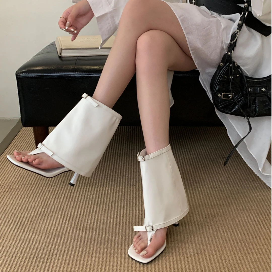 NK-C1093-2复古方头夹趾人字凉靴女2025皮带扣细跟露趾裤管靴筒靴