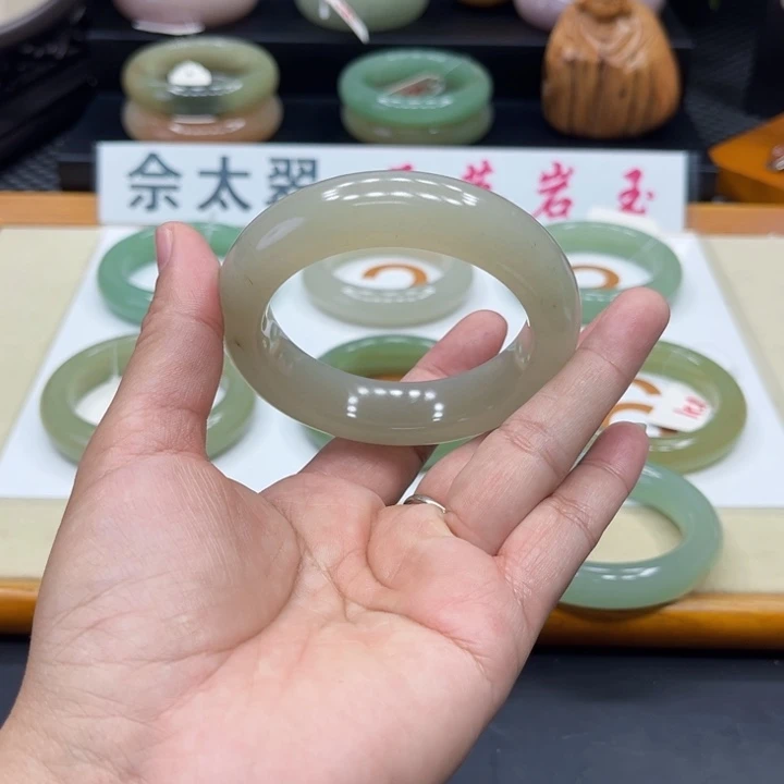 未镶嵌手镯石英质玉向**生