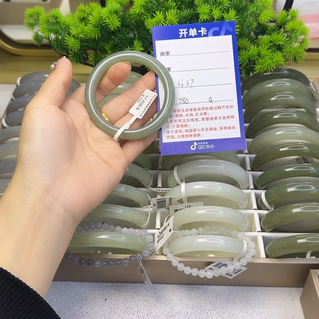 和田玉未镶嵌手镯