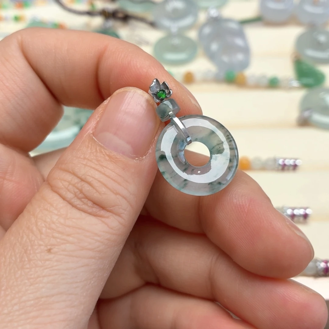 翡翠18K金镶嵌颈饰翡翠子母扣