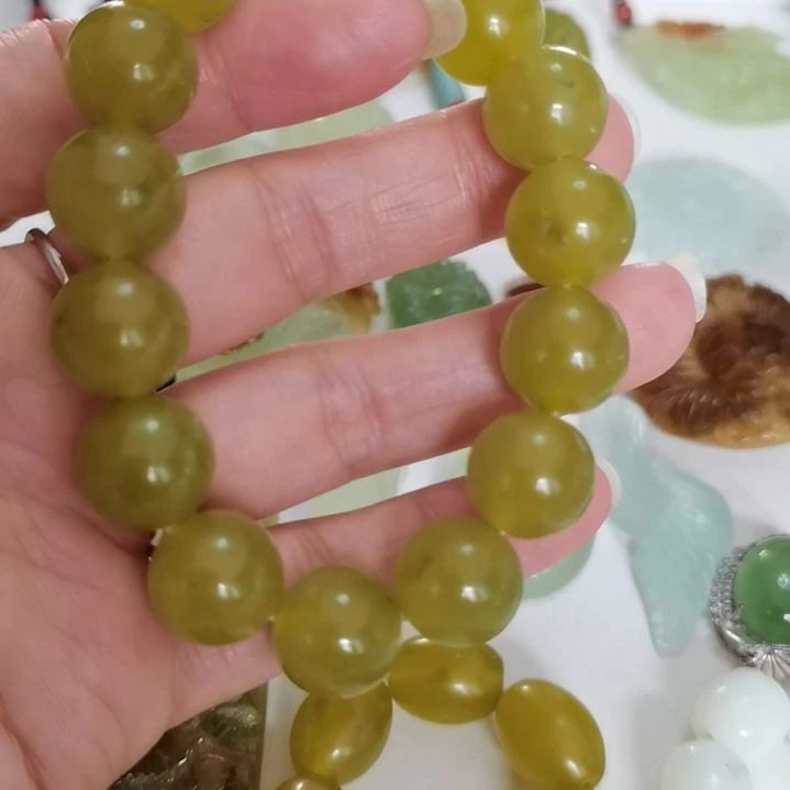 未镶嵌蛇纹石玉吊坠