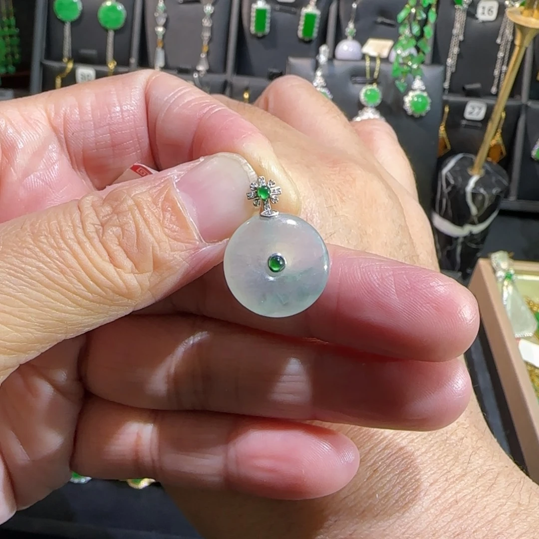 翡翠18K金镶嵌颈饰吊坠