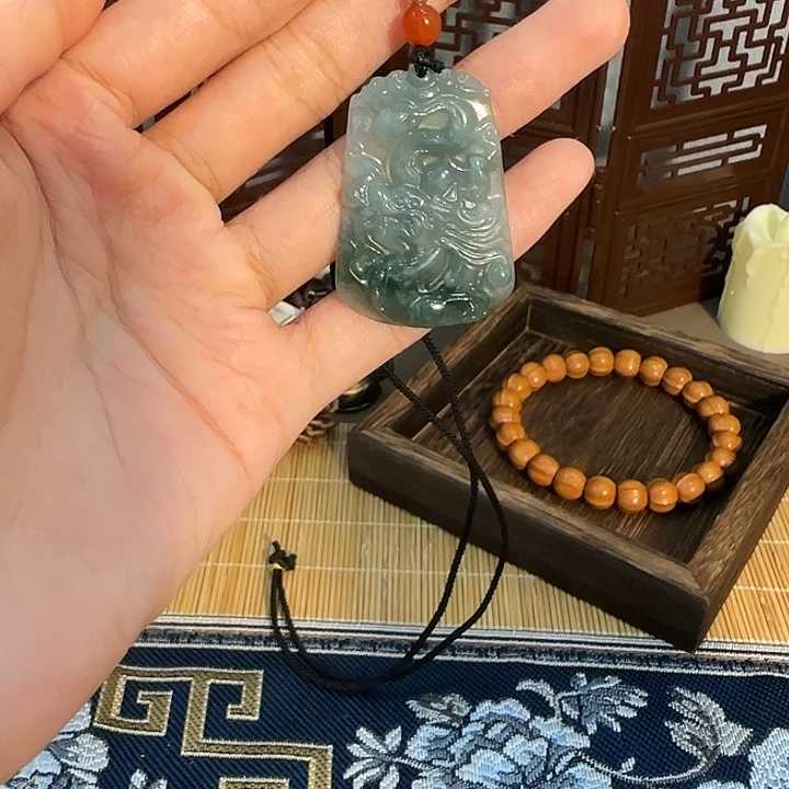 颈饰未镶嵌翡翠男款牌子