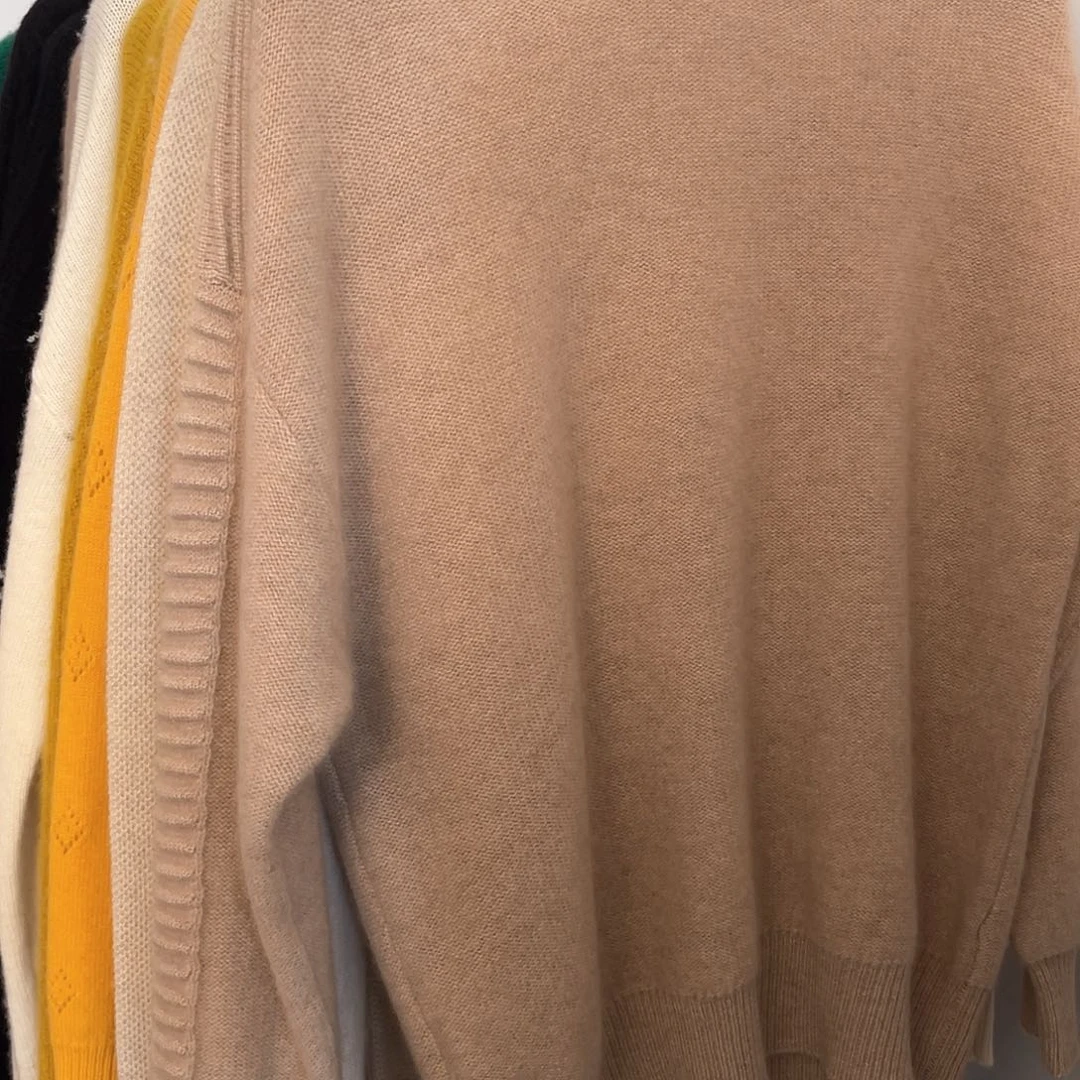 圆领驼色平面羊绒打底