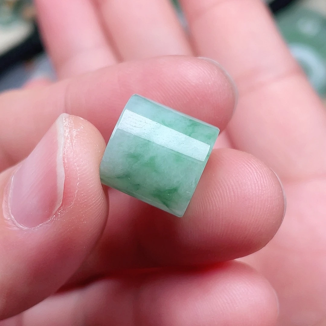 翡翠未镶嵌颈饰路路通