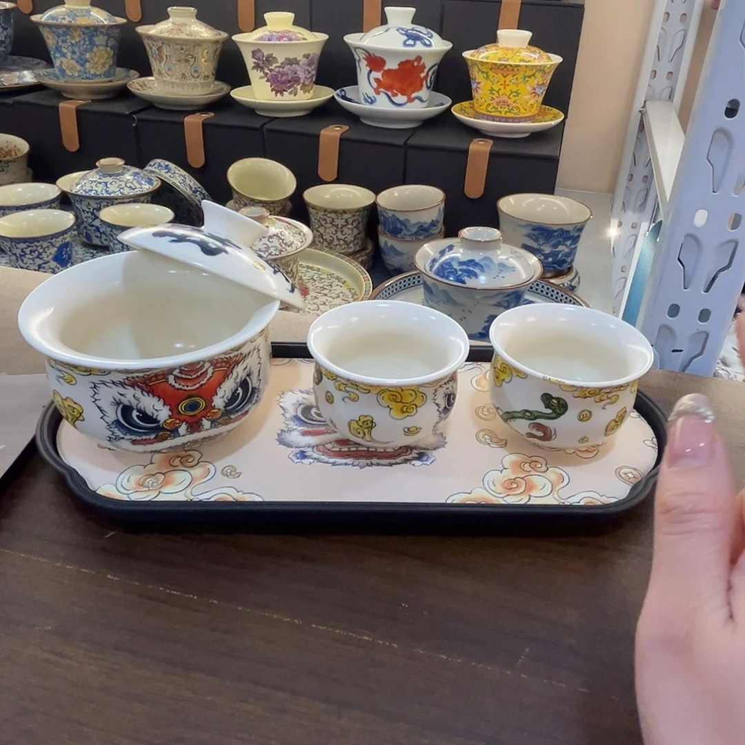 这些盖碗很漂亮！！！