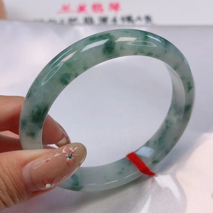 翡翠手镯未镶嵌55圈