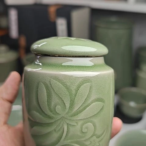 有耀州窑唐草纹茶叶罐