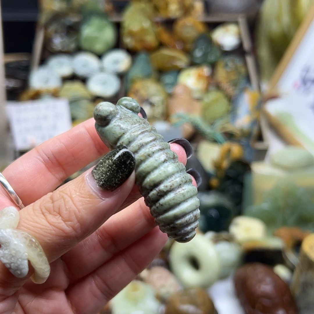 岫岩河磨玉（透闪石质玉）未镶嵌颈饰河磨玉蚕宝