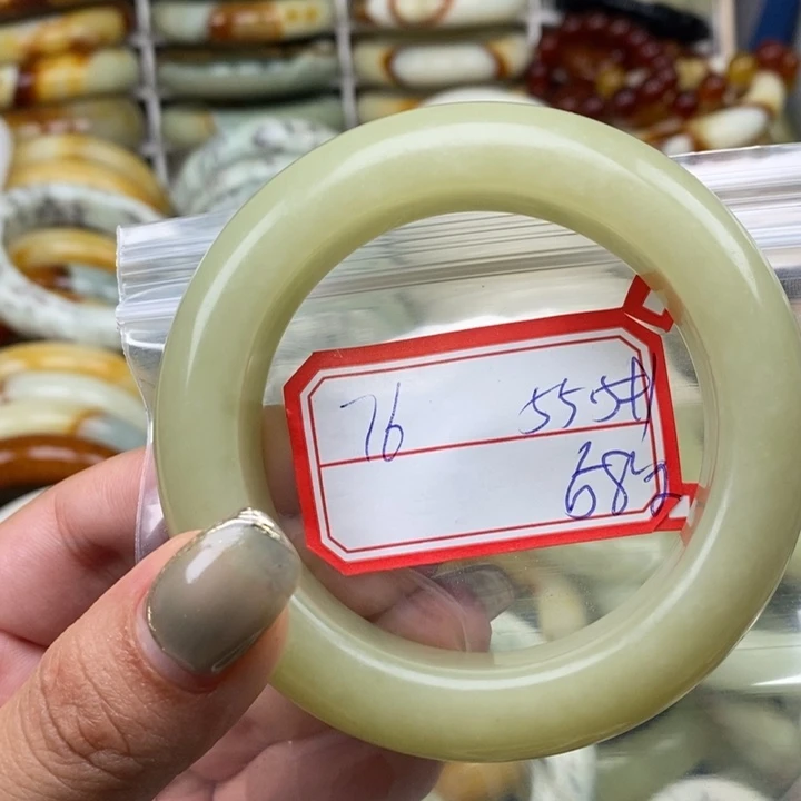 蛇纹石玉未镶嵌颈饰?**虎