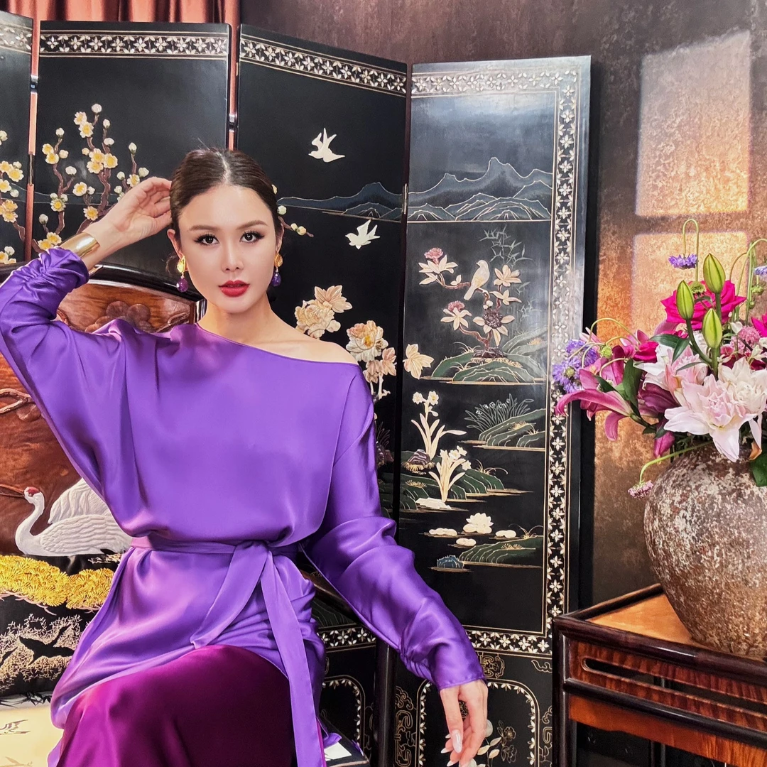 XIANG【浪漫贵奢】重磅光滑醋酸显瘦飘带不规则漏肩上衣LSSY4237