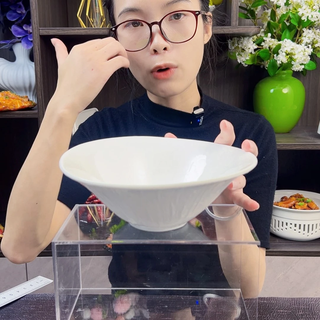 白瓷荷叶高脚斗笠汤碗