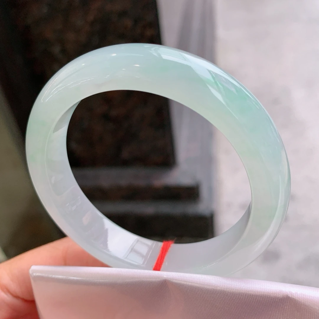 天然翡翠缅A冰种手镯，圈口57-58正圈冰飘绿  尺寸：57.6/13/9.6